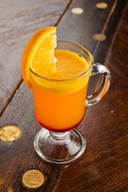 güzel tatlı kokteyl portakal çilek nane ve buz ile