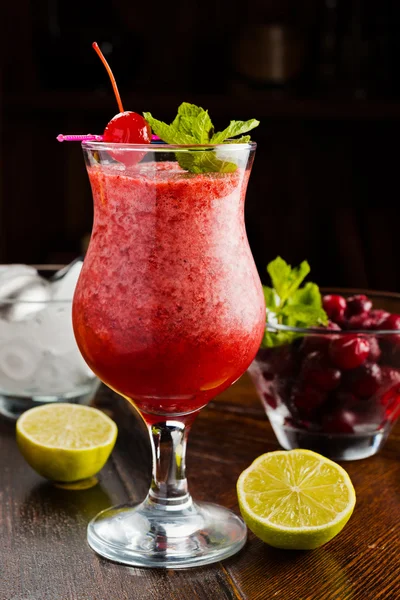 Mooie berry cocktail met ijs — Stockfoto