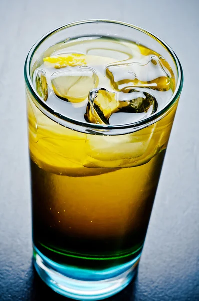 Koude whisky met Cola en citroen — Stockfoto