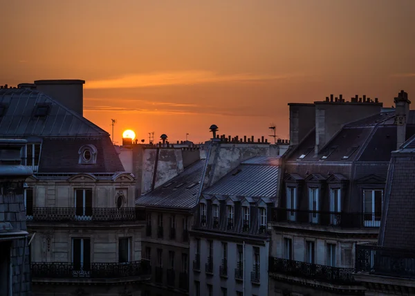 Sonnenaufgang über den Dächern von Paris — Stockfoto