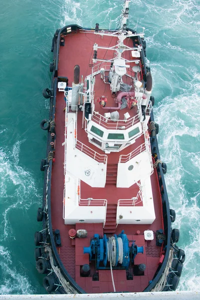 Rebocador barco empurrando grande navio — Fotografia de Stock