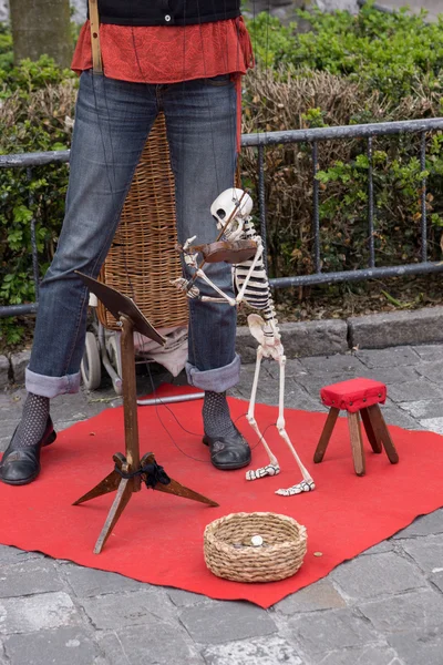 Busker with skeleton puppet — Stock Photo, Image