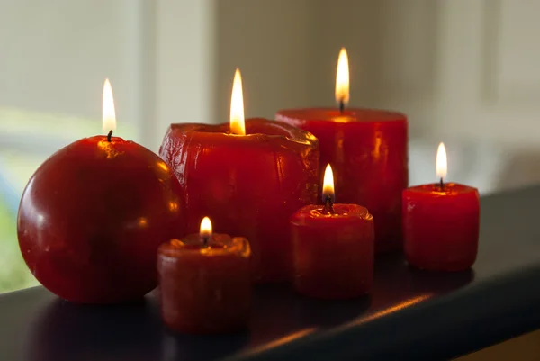Шесть красных свечей — стоковое фото