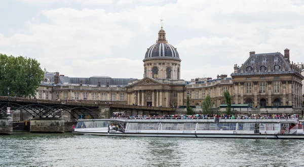 Cruzeiro de barco turístico no Rio Sena em Paris — Fotografia de Stock