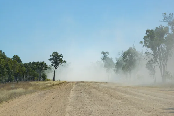 Stoffige outback onverharde weg Australië — Stockfoto