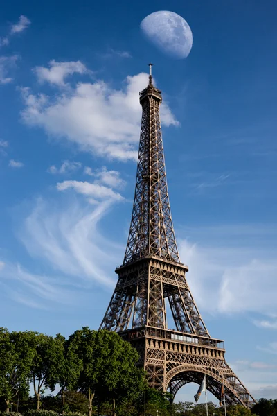 Tour Eiffel avec ciel bleu — Photo