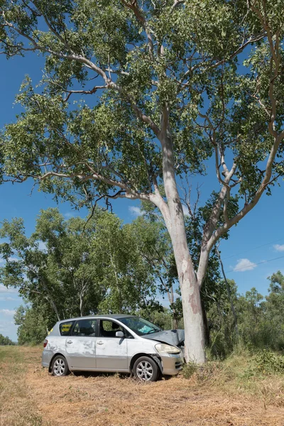 Auto botste tegen boom — Stockfoto