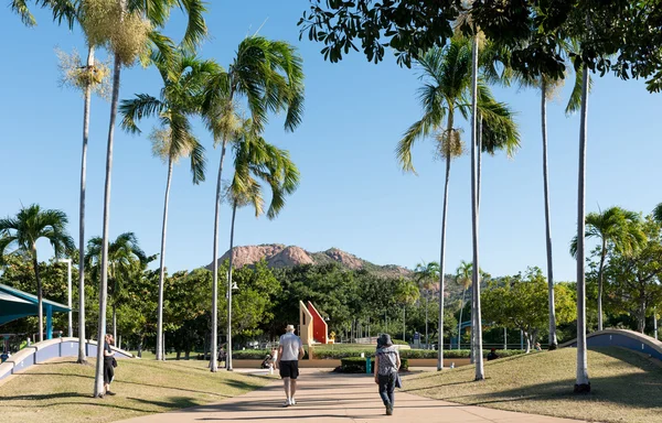 Människor kopplar av och träna på seaside park. — Stockfoto