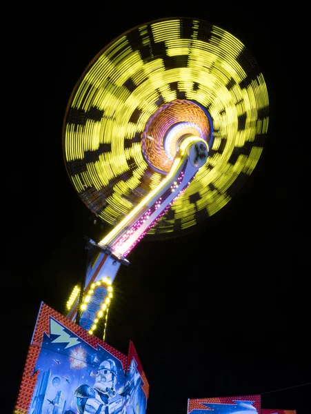 Carnival ride högt upp i luften på natten — Stockfoto