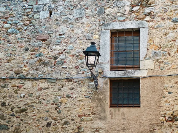 Фонарь, окно, стена — стоковое фото