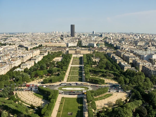 Frühjahrsansicht des Champ de mars in Paris. — Stockfoto