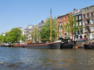 Amsterdam kanal kıyısında