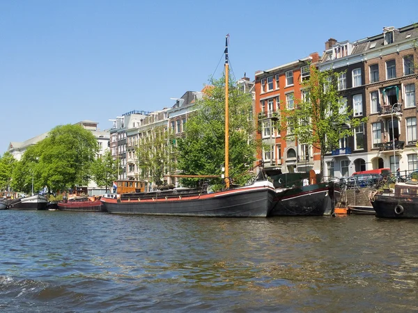 Amsterdam kanal kıyısında