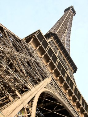 Paris 'teki Eyfel Kulesi aşağıdan yukarı