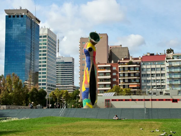 Barcelona, Španělsko-23. září 2015-socha "žena a Bir — Stock fotografie