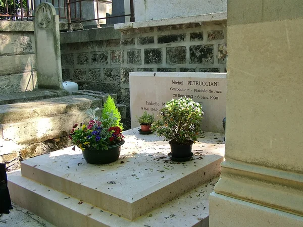파리, 프랑스-5 월 3 일 2007-무덤 재즈 피아니스트 미셸 페 트루 시아 — 스톡 사진