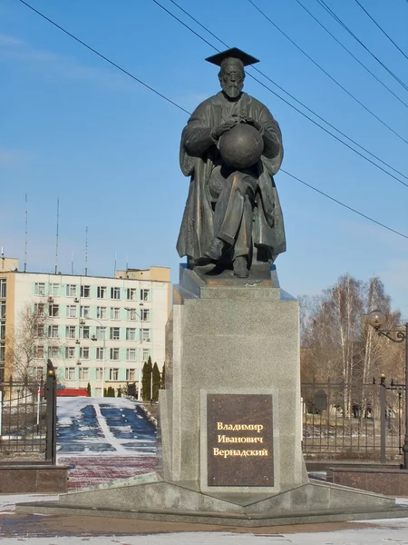 Пам'ятник видатного російського вченого Володимира Вернад — стокове фото