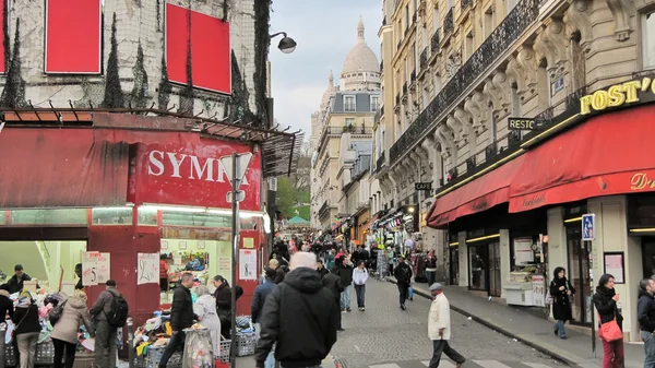 Paris, Fransa-24 Mart 2014-Montmartre 'de bulutlu bahar günü