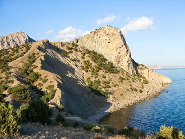 Kilátás nyílik a hegyre Koba-Kaya, a Fekete-tenger, Krím-félszigeten — Stock Fotó