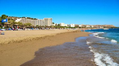 Faliraki, Rodos, Yunanistan - 1 Ekim 2014 - Şehrin plajlarından biri, otellerin arka planına karşı. Akdeniz.