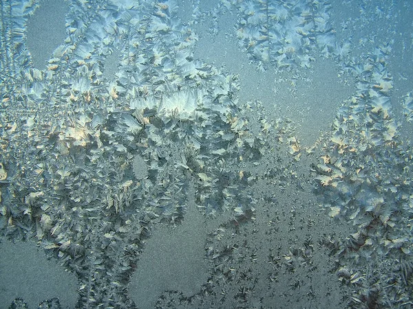 Schneemuster Auf Fensterglas Gegensatz Zum Sonnenlicht Frostiger Januarmorgen Auf Russisch — Stockfoto