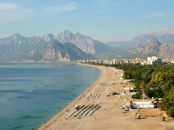 Antalya 'daki sahil manzarası, şehir ve Taurus Dağları, Ekim, Türkiye
