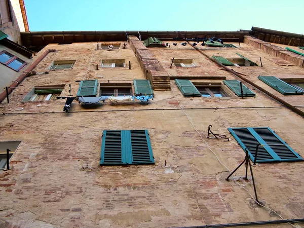 Pared Una Antigua Casa Siena Con Ventanas Cerradas Secado Ropa — Foto de Stock