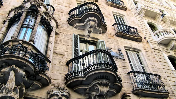 Barselona, İspanya - 28 Eylül 2015 - Casa Calvet 'in Casa Calvet caddesindeki Carrer de Caspian Denizi ve bitişik beyaz balkonlu bina cephesinin bir parçası