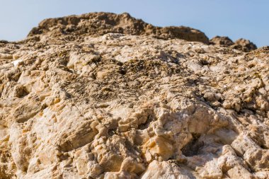 Mavi gökyüzüne karşı kuvars kaya yüzeyi. Seçili odak. Bokeh. Arkaplan