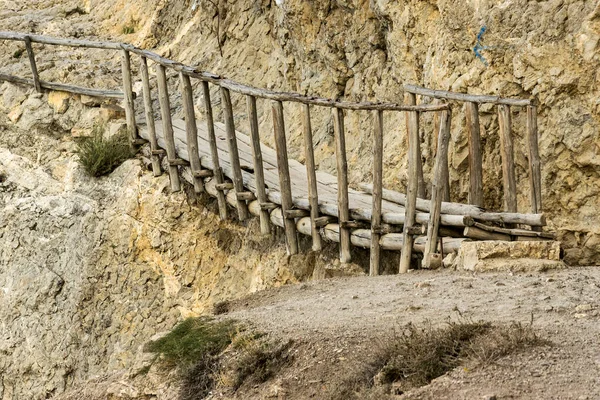 Ponte Madeira Nas Montanhas Perto Penhasco — Fotografia de Stock