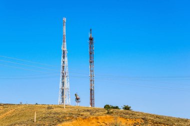 Kırım 'da Sudak yakınlarında mavi gökyüzüne karşı haberleşme kuleleri