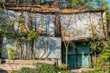 Penceresi ve kapısı olmayan çok garip bir bina.