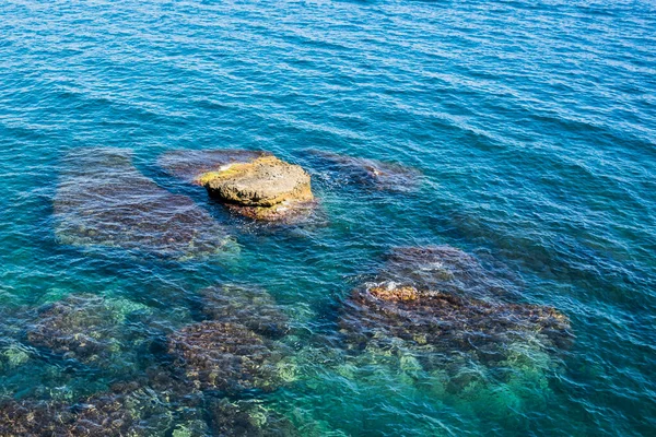 Arrecifes Junto Mar Agua Esmeralda Tiempo Soleado —  Fotos de Stock