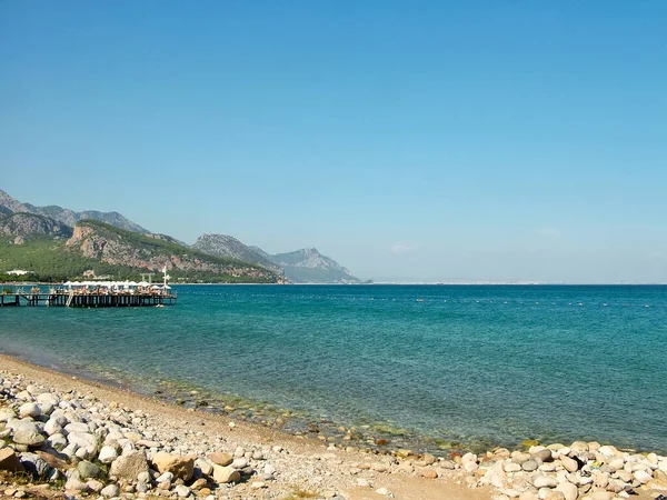 トルコのアンタルヤ県のベルディビの村で地中海の海岸 ストック画像