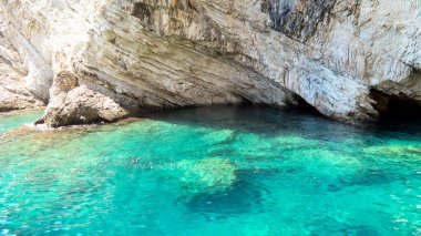 Türkiye 'nin Kemer ilçesi yakınlarındaki Akdeniz Koyu