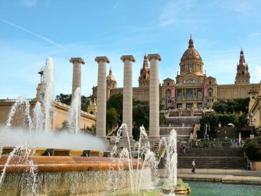 Barselona, İspanya - 23 Eylül 2015 - Ulusal Katalonya Sanat Müzesi 'nin arka planına karşı Çeşme ve dört sütun