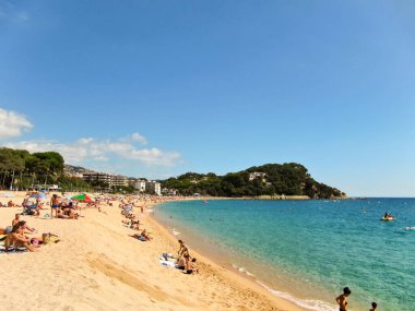 Lloret de Mar, İspanya - 20 Eylül 2015 - Fenals Beach (Platja de Fenals), İspanya 'nın en büyük ikinci plajı.