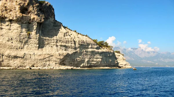 터키의 지중해 연안에 바위가 있습니다 배경에는케 머라는 마을과 황소자리 — 스톡 사진