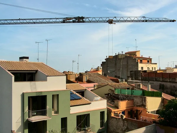 Grúa Construcción Sobre Ciudad Catalana Figueres España Lugar Nacimiento Salvador — Foto de Stock