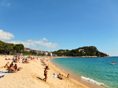 Lloret de Mar, İspanya - 20 Eylül 2015 - Fenals Beach (Platja de Fenals), İspanya 'nın en büyük ikinci plajı.