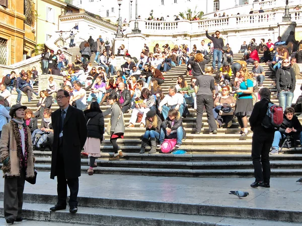 Roma Itália Fevereiro 2012 Turistas Nos Degraus Escadaria Espanhola Trinita — Fotografia de Stock