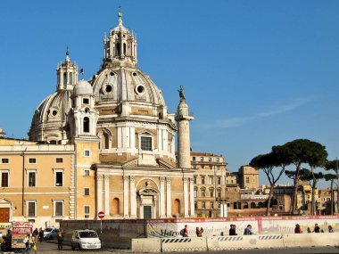Roma; İtalya - 23 Şubat 2012 - Trajan ve Basilica Ulpia Sütunları Trajan forumunda. Arka planda sağ taraftaki Trajan Pazarı (Mercati Traiani)