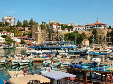Antalya, Türkiye - 17 Ekim 2012 - Eski liman Kaleici Yat ve tekneleriyle kentin antik kesiminde.
