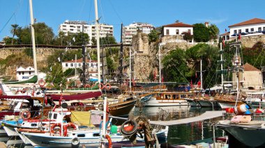 Antalya, Türkiye - 17 Ekim 2012 - Eski liman Kaleici Yat ve tekneleriyle kentin antik kesiminde.