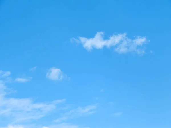 Chmury Nad Błękitnym Niebem Słoneczny Dzień — Zdjęcie stockowe