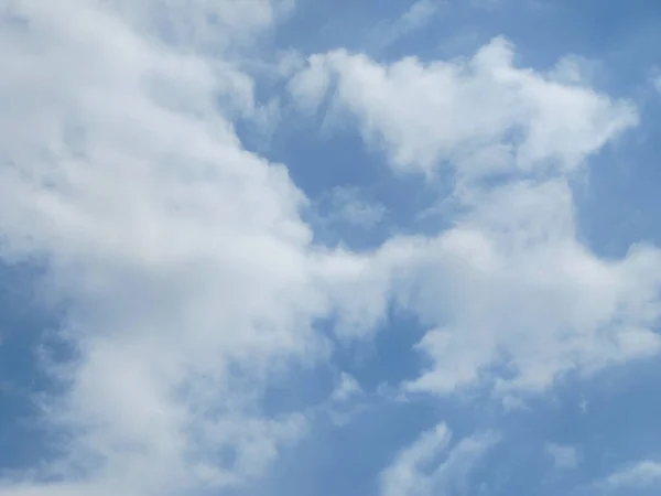 Wolken Blauen Himmel Einem Sonnigen Tag — Stockfoto
