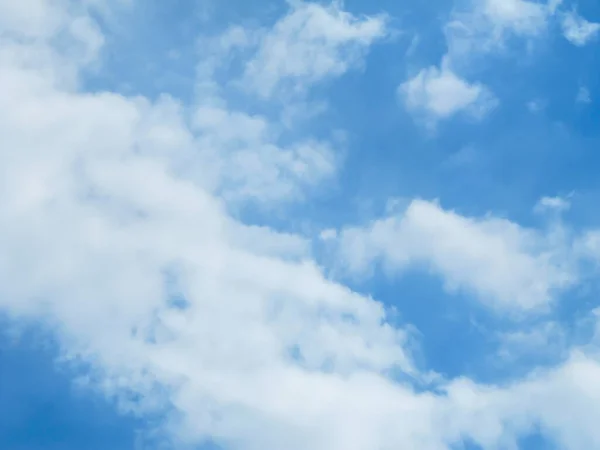 Nubes Contra Cielo Azul Día Soleado — Foto de Stock