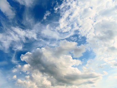 Yazın mavi gökyüzü 4 'ün arka planında bulutlar