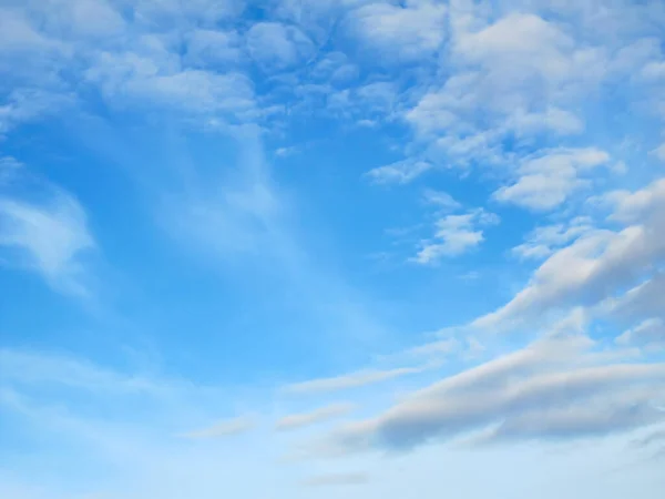 云彩映衬着春天的蓝天 — 图库照片