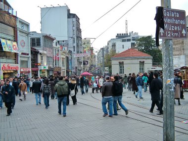 İstanbul, Türkiye - 18 Kasım 2006 - Şehrin Merkez Meydanı - Taksim. Beyoğlu Bölgesi. Ana alışveriş caddesi İstiklal 'in başlangıcı.